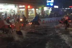 Clip: Nước cuốn trôi cả xe máy trong cơn mưa chiều nay 