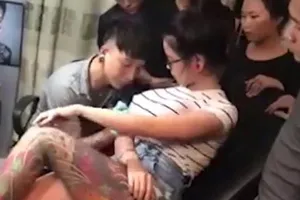 Cô gái xinh đẹp bỗng dưng bị nổ ngực khi đang xăm