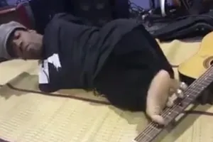 Chàng trai khuyết tật chơi đàn bằng chân cực hay