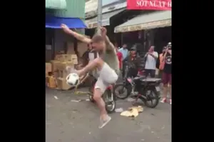 Chàng Tây biểu diễn tâng bóng nghệ thuật giữa chợ Việt