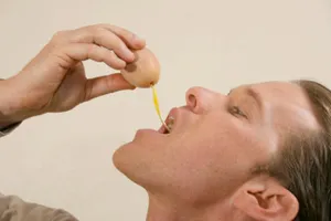 Vì sao không nên ăn trứng gà sống?