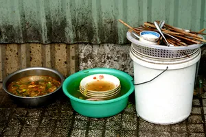 Hãi hùng sau mỗi bữa ăn ở vỉa hè