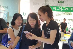 OPPO F5 cháy hàng tại nhiều nơi