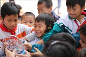 30 máy lọc nước được trao tặng cho các trường học khó khăn