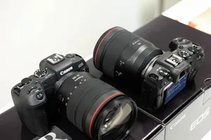 Canon ra mắt máy ảnh full-frame EOS RP siêu gọn nhẹ 