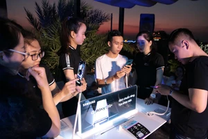 Số lượng 'đặt gạch' Galaxy S10/S10 Plus liên tục tăng