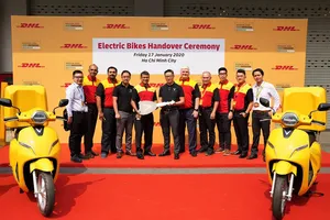 Đơn vị đầu tiên sử dụng xe máy điện VinFast để giao hàng 