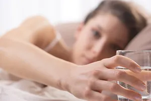 Uống nước lúc đói bụng có giúp giảm cân?