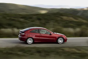 Vì sao Mercedes và BMW thất bại trong việc sản xuất xe giá rẻ?