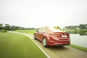 Cách hạ nhiệt nhanh cho ô tô khi trời nắng nóng