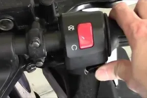 Vì sao bấm nút đề nhưng không khởi động được xe máy?