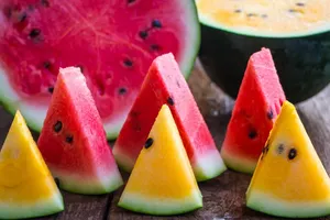 Dưa hấu ruột đỏ và dưa hấu ruột vàng loại nào dinh dưỡng hơn?