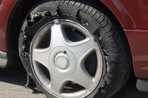 Làm thế nào để không bị nổ lốp ô tô giữa đường?
