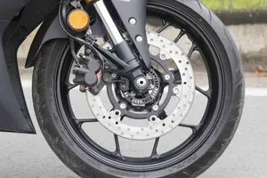 Tại sao trên phanh đĩa xe máy có nhiều lỗ nhỏ?