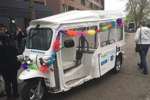 Xe tuk tuk Thái trang bị vách nhựa cách ly COVID-19