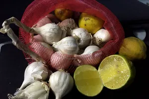 Kết hợp nước chanh và tỏi giúp cải thiện huyết áp 