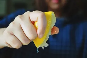 Điều đáng sợ có thể xảy ra nếu bạn uống quá nhiều nước chanh