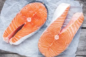 Sự khác biệt giữa thịt cá hồi đánh bắt tự nhiên và cá hồi nuôi