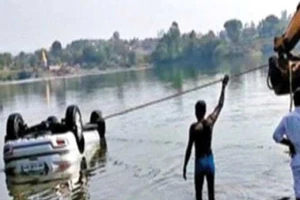 Ôtô rơi xuống đập vì đi theo Google Maps