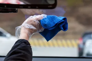 Cách làm sạch kính chắn gió ô tô để chuẩn bị đi chơi lễ 