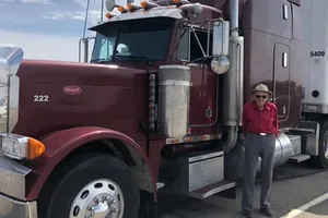 Bất ngờ với cụ ông 88 tuổi vẫn hành nghề lái xe container