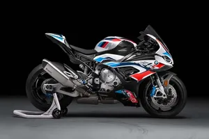 Mô tô thể thao BMW M 1000 RR 212 mã lực, giá hơn 1,4 tỷ đồng