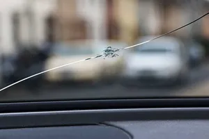 Có an toàn khi lái xe với kính chắn gió bị nứt không?