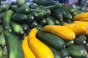 COVID-19 có thể lây lan qua thức ăn, nước uống, bề mặt và vật nuôi không?