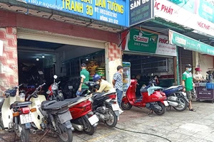 Bình ắc quy, săm lốp xe cháy hàng trong sáng ngày 1-10