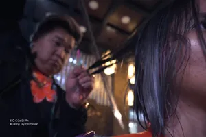 Màn cắt tóc có 'một không hai' của kỷ lục gia thế giới Hoàng Hưng