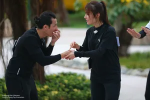 Đặt niềm tin sai người, Hòa Minzy hết bị Diễm My 9X đè lại tới Orange 'đánh lén'