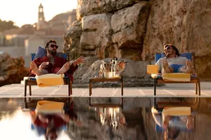 Khám phá nội tâm của một huyền thoại hết thời qua phim hài 'Gánh nặng ngàn cân của tài năng kiệt xuất'