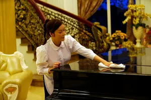 Bất ngờ hé lộ cảnh Lý Nhã Kỳ đi làm thuê, bị tát và dầm mưa trong 'Kẻ thứ 3'