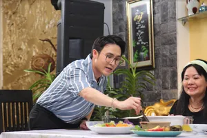 Huỳnh Lập thích thú khi học được kiến thức dinh dưỡng từ nữ bác sĩ