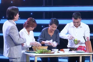 Kim Tử Long khen ngợi hết lời chàng trai có tài lẻ gọt vỏ xoài lia lịa