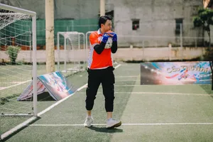 MC Tuấn Tú bất ngờ trở thành thủ môn bất đắc dĩ cho các chân sút nhí