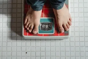 Ngủ ít làm giảm cân không?