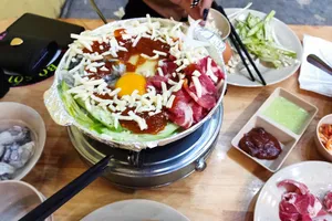 Thiếu hụt vitamin B12 có thể gây ra các triệu chứng như tê bì chân tay, da và mắt có màu vàng