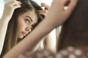 Bị chảy máu nướu răng, loét miệng hoặc rụng tóc là dấu hiệu của việc thiếu vitamin