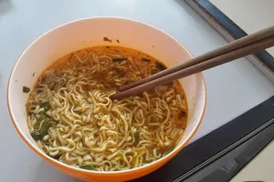 Tiêu thụ nhiều mì gói, khoai tây chiên, thực phẩm chế biến sẵn có thể gây tử vong sớm