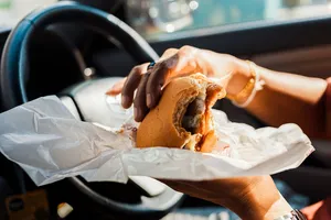 Ăn nhiều đồ ăn nhanh làm tăng nguy cơ mắc bệnh gan