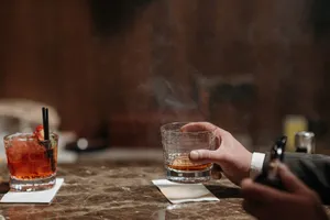 Uống quá nhiều rượu có thể gây viêm gan