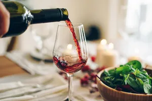 Những tranh cãi về uống rượu vang tốt hay xấu với sức khỏe