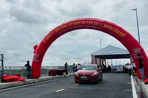 Người dân Cần Giờ vui mừng khi đi trên cầu mới Vàm Sát 2