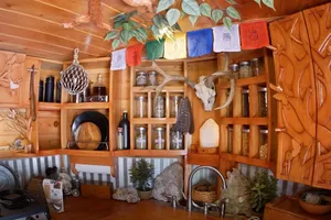 Xe chở hàng được biến thành ngôi nhà với nội thất bằng gỗ tuyệt đẹp