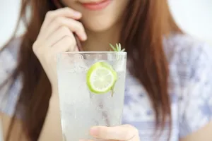  Uống nước chanh khi bụng đói, nên hay không nên?