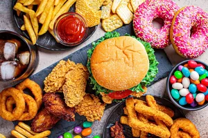 Tác hại của đồ ăn vặt tới sức khỏe trẻ em