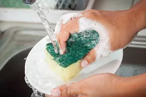 Nhiều rủi ro sức khỏe liên quan đến miếng bọt biển rửa bát nhà bạn