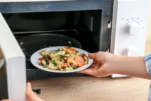 6 thực phẩm phổ biến trở nên độc hại khi hâm nóng 