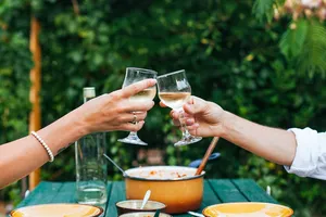 Uống rượu thường xuyên, chuyện gì xảy ra với sức khỏe? 